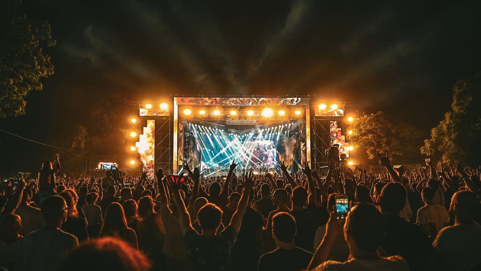 Event promoter: what they do and how to sell tickets